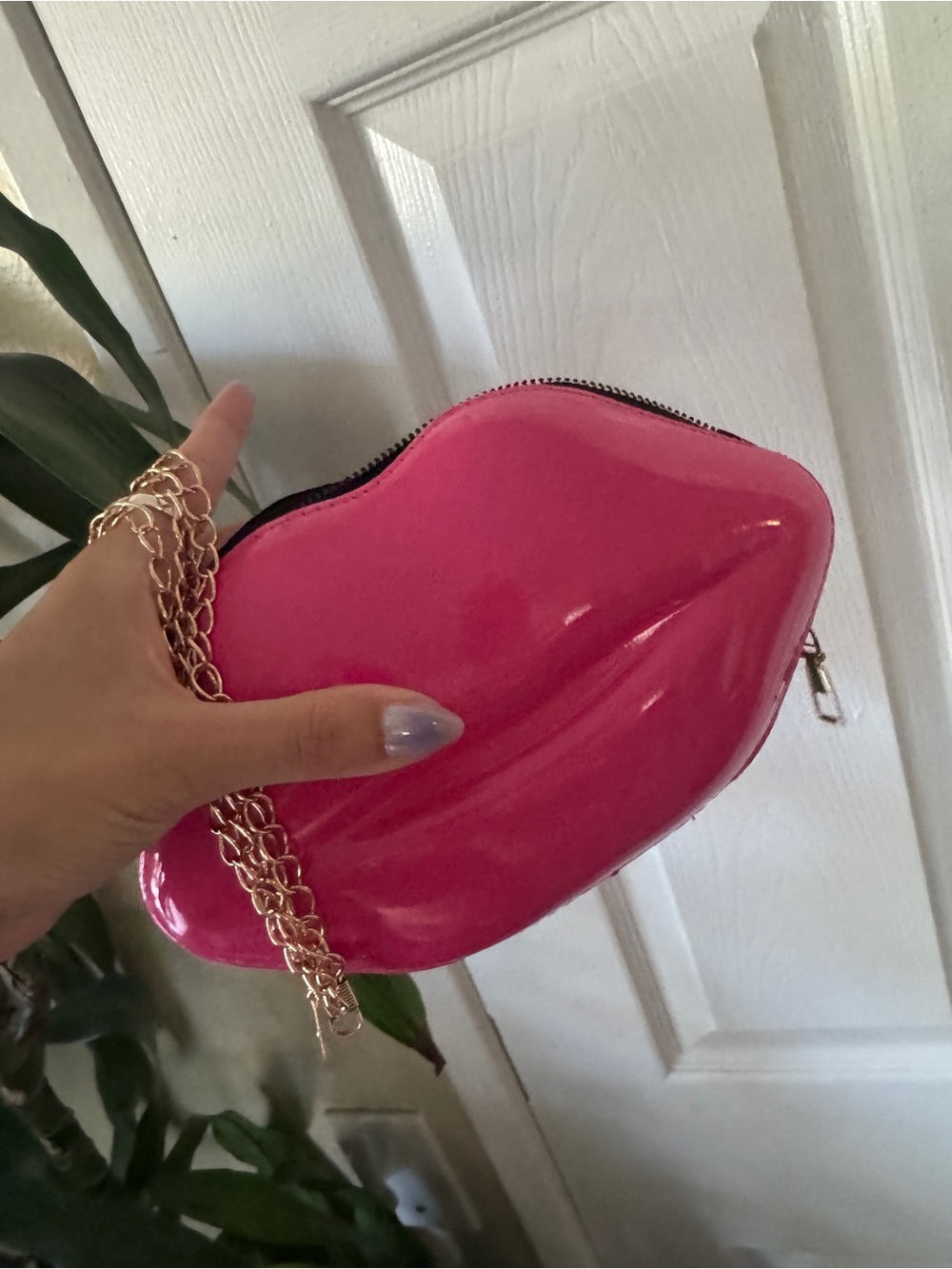 NEW SHEIN Lip-Shaped Chain Crossbody Clutch in Bright Pink